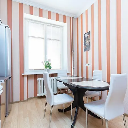 Apartament Centr жд вокзал свердлова 24 с двумя спальнями *